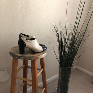 Franco Sarto Chunky heel bootie off white/black